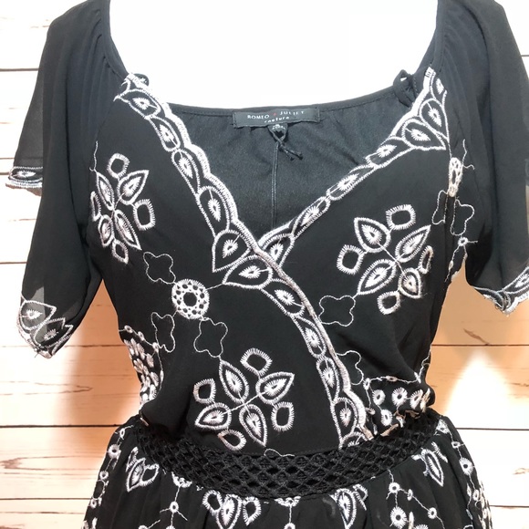 Romeo & Juliet Couture Off the Shoulder Dress - Picture 7 of 7